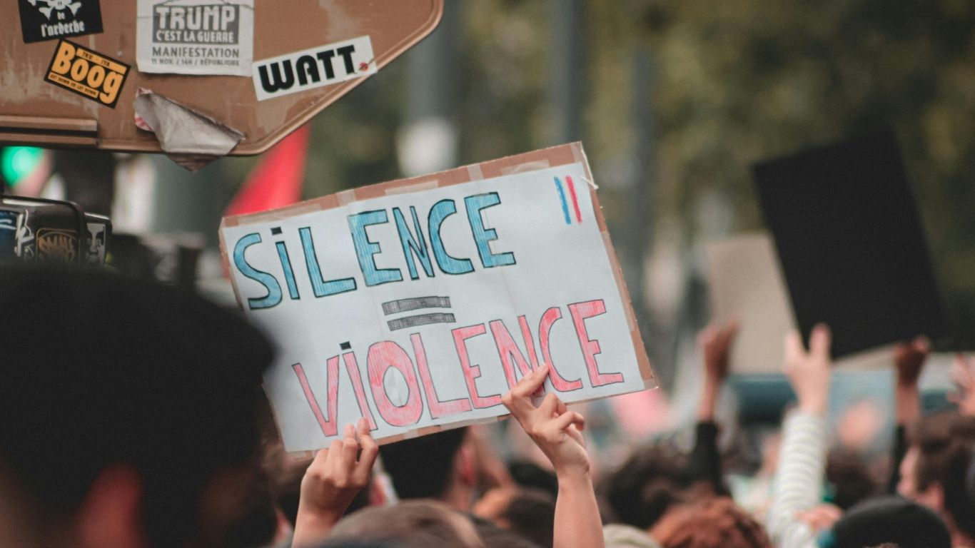 pancarte silence égale violence dans une manifestation